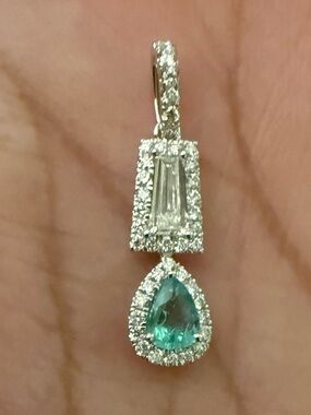 Stunning 18k white gold, diamond and natural Emerald Pendant